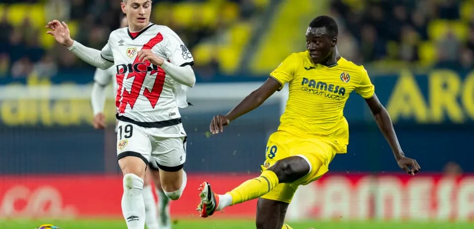 Rayo Vallecano player challenges Villarreal player