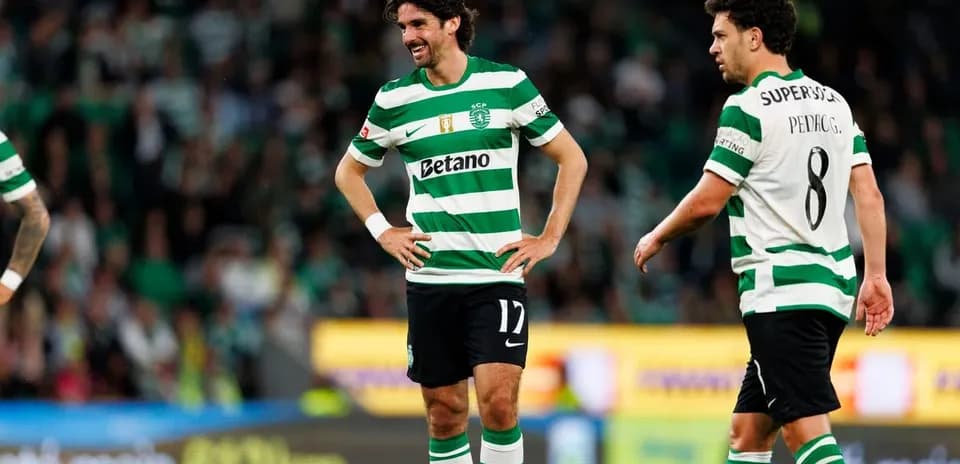 Sporting CP players discussing during a match