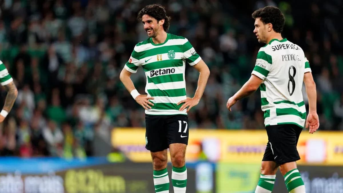 Sporting CP players discussing during a match