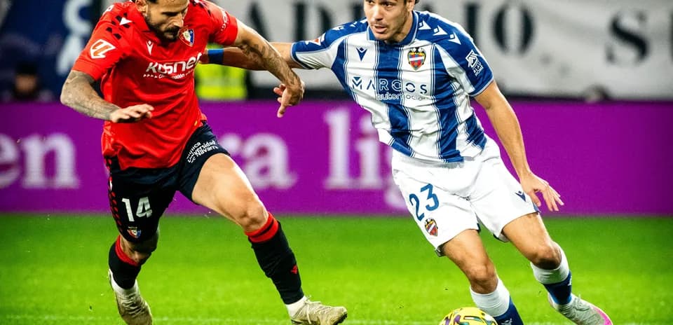 Levante player dribbling past Osasuna defender