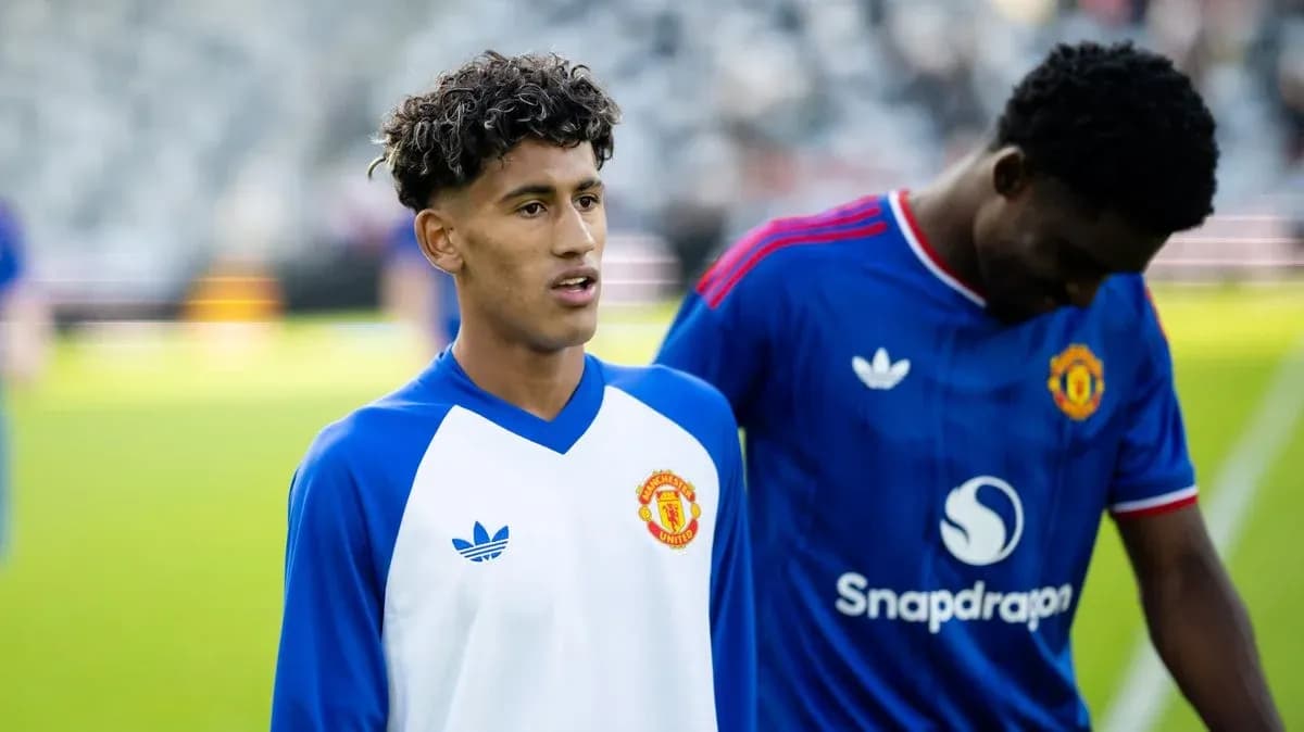 Two Manchester United players during warm-up on field