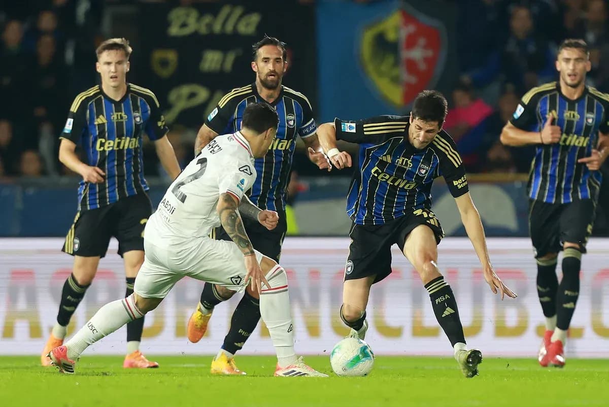 Cremonese players contesting the ball against Pisa