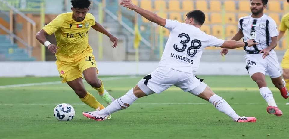 Al Wasl U23 player dribbling past Al Jazira U23 defender