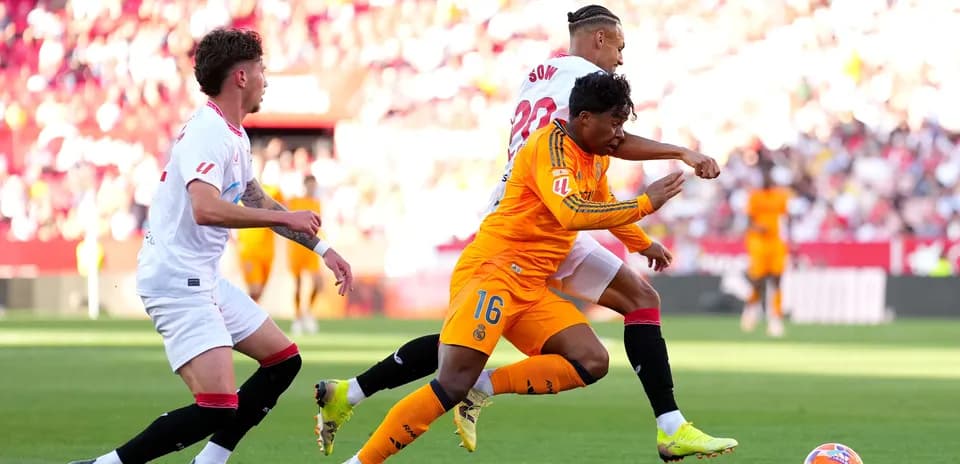 Players competing for the ball in La Liga match
