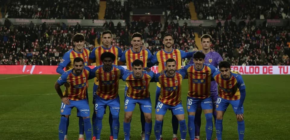 Valencia team posing before the match