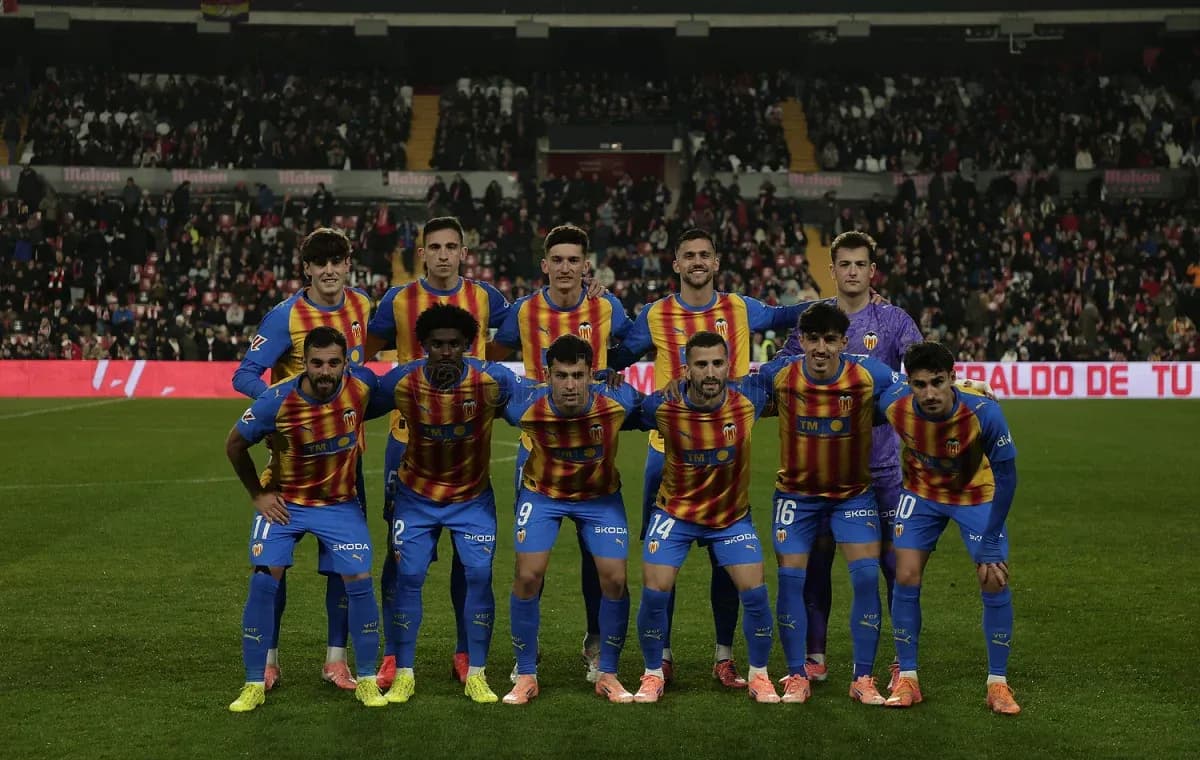 Valencia team posing before the match