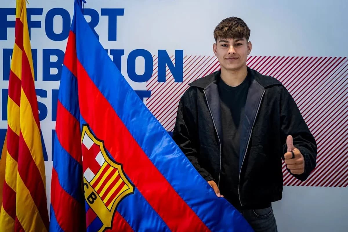 Player posing with FC Barcelona flag during announcement