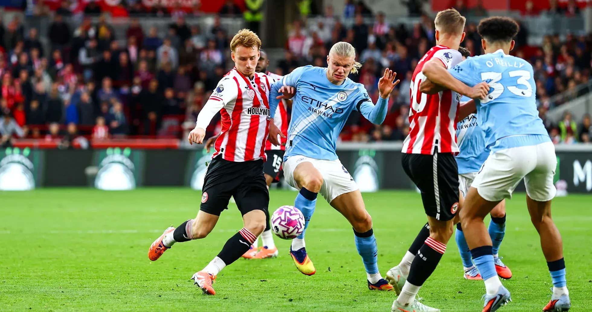 Players contesting the ball during match action