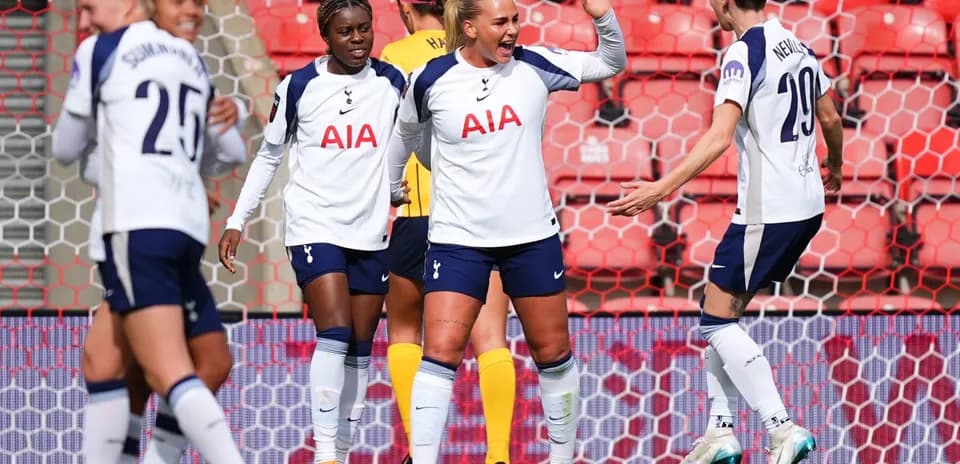 Tottenham Hotspur W players celebrating a goal