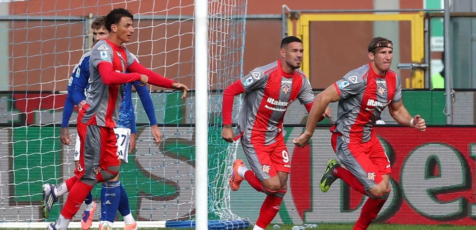 Cremonese players celebrating a goal in Serie A