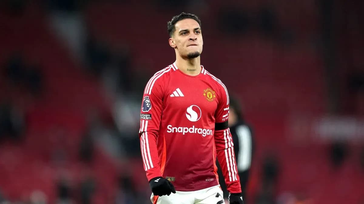 Player celebrating in Manchester United jersey