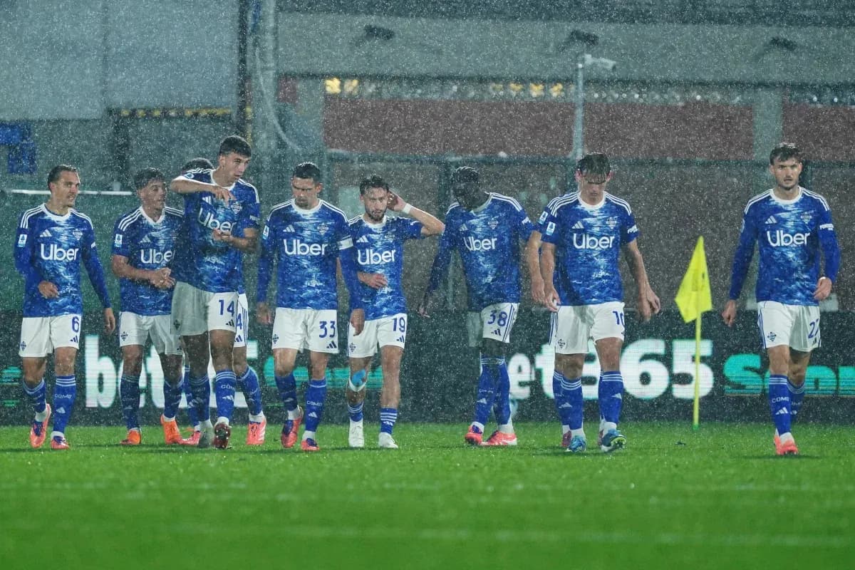 Como players walking in the rain during match