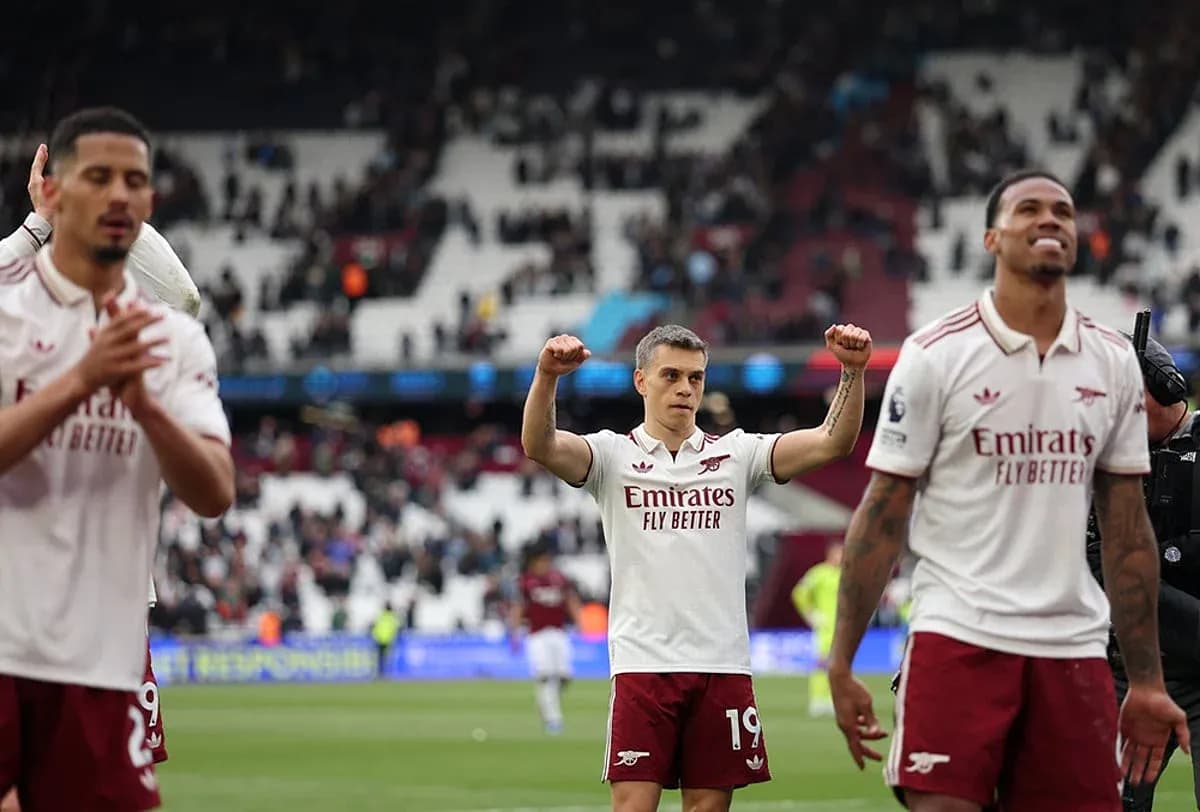 Arsenal players celebrating victory after match