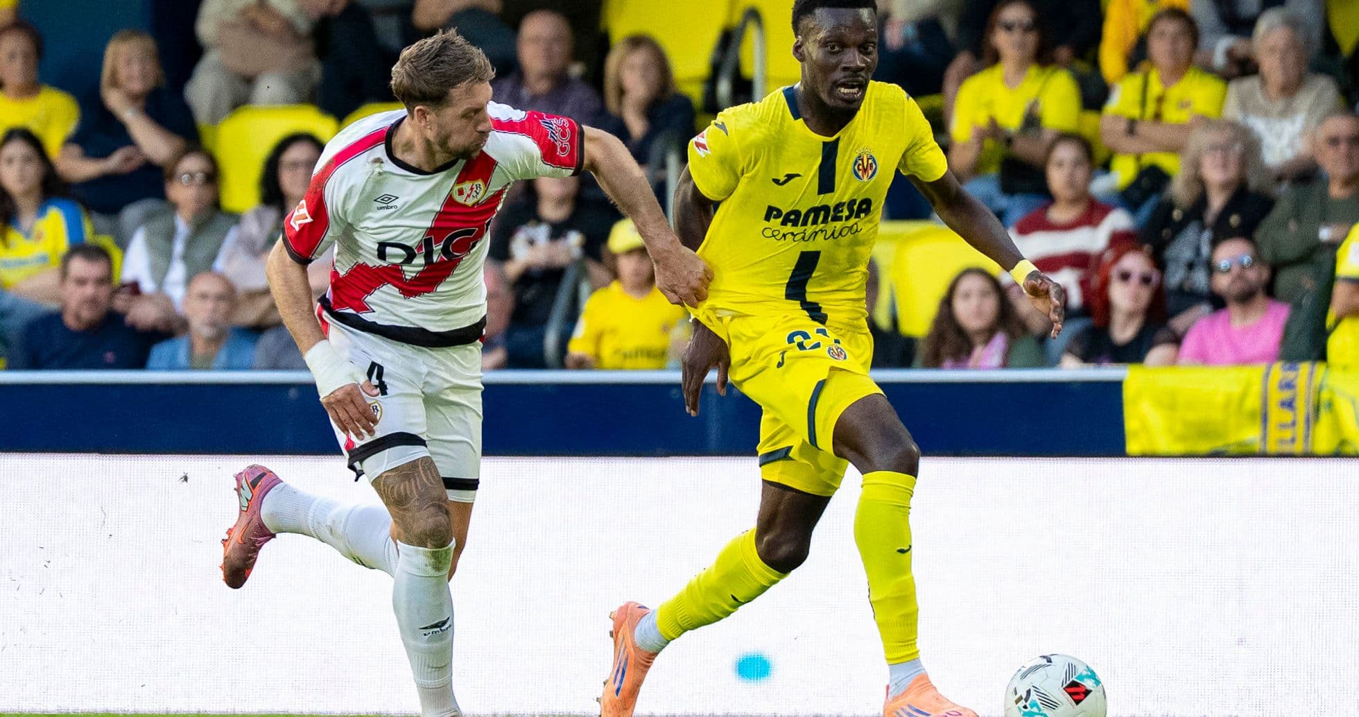 Rayo Vallecano player challenges Villarreal opponent