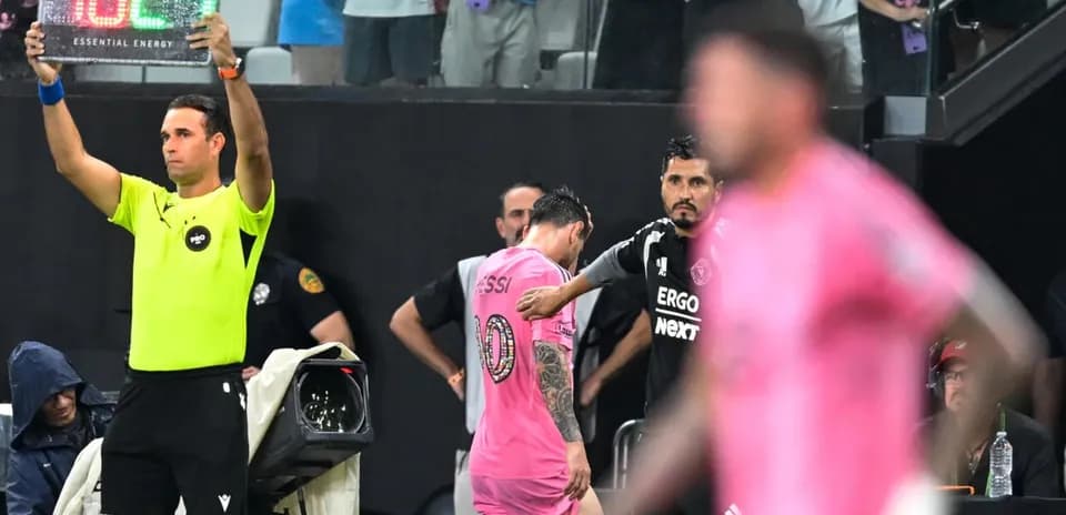 Substitution during match with player leaving field