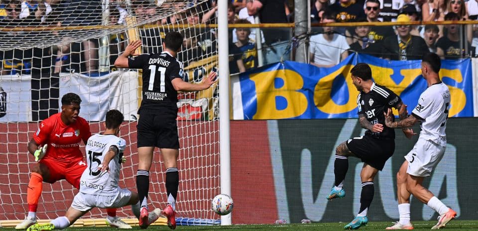 Goalkeeper saving a shot during Como vs Parma