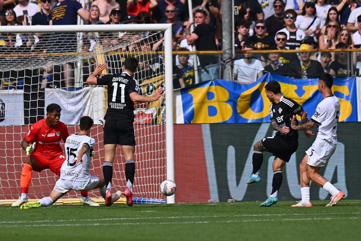 Goalkeeper saving a shot during Como vs Parma