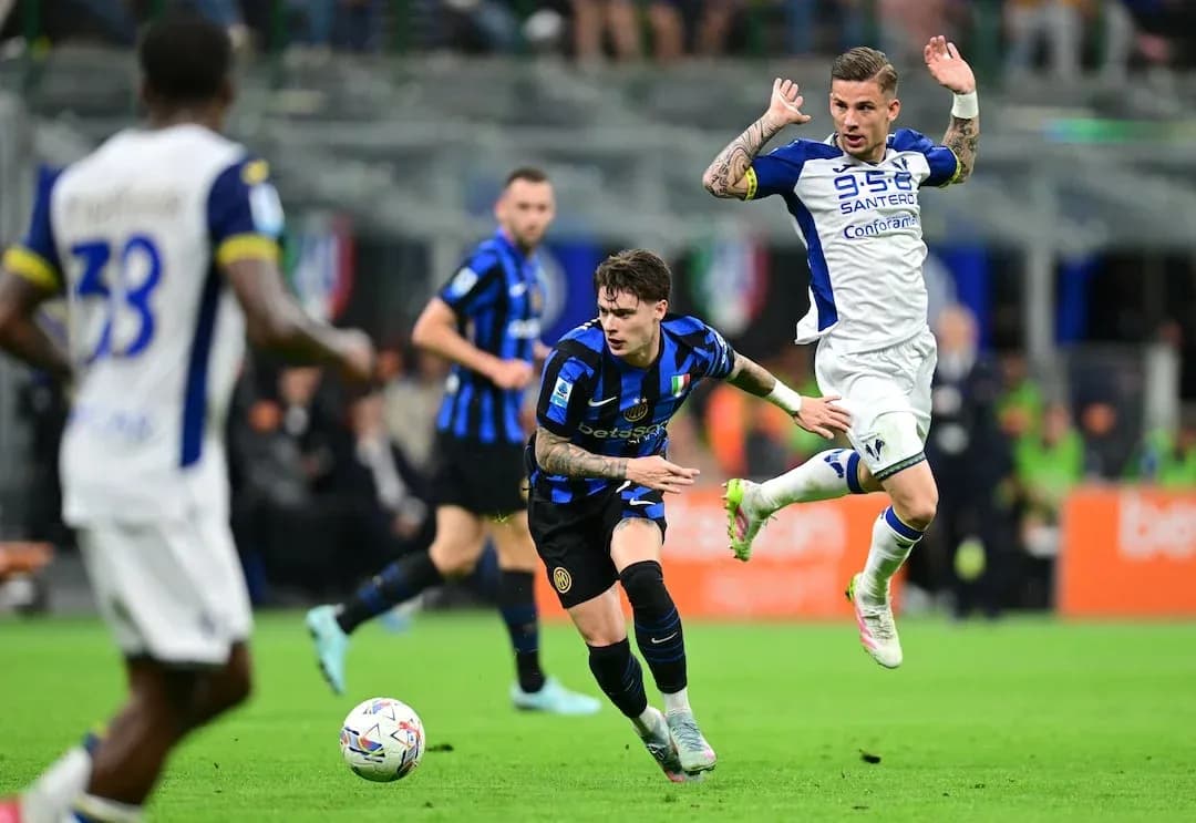 Inter player dribbling past Hellas Verona defender