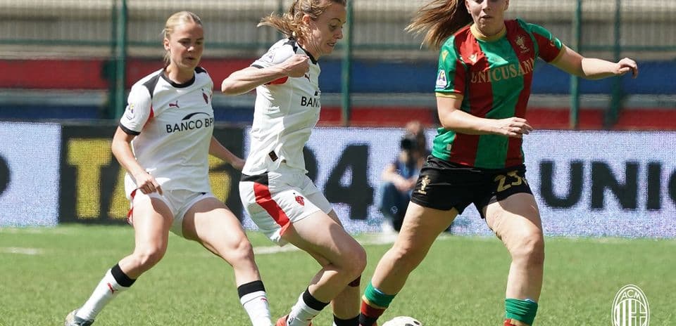 Ternana W players challenging AC Milan W for the ball