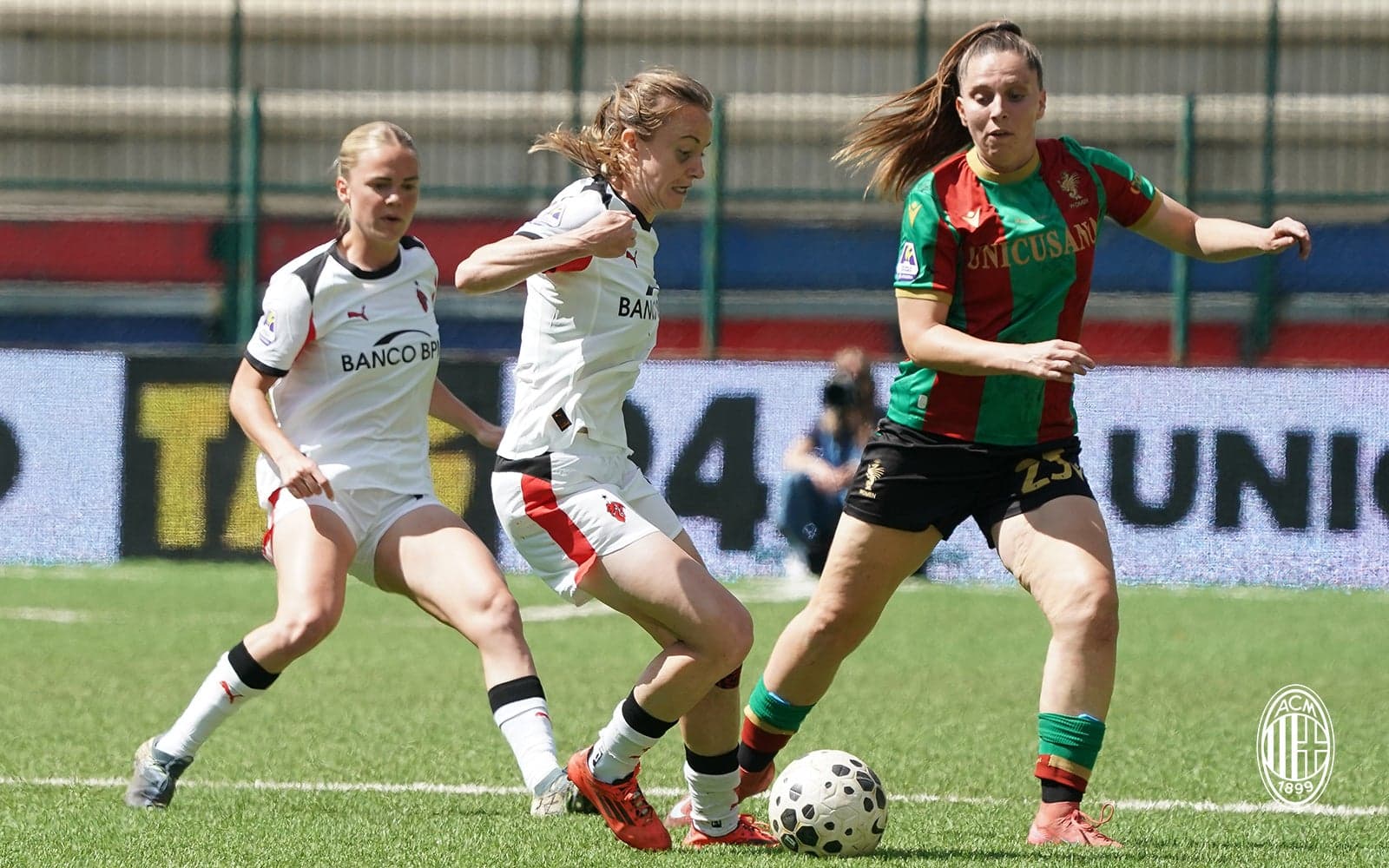 Ternana W players challenging AC Milan W for the ball