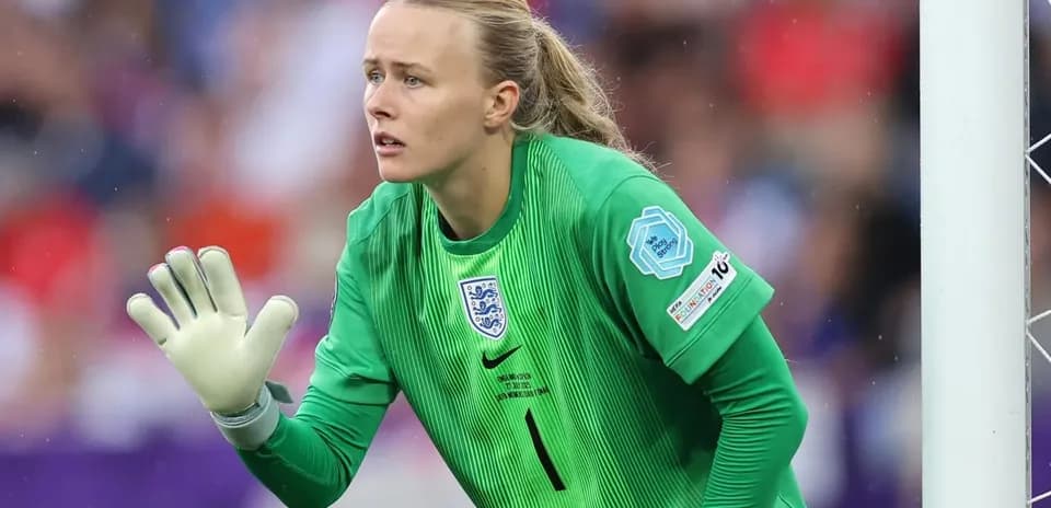 Goalkeeper in green kit gesturing during match