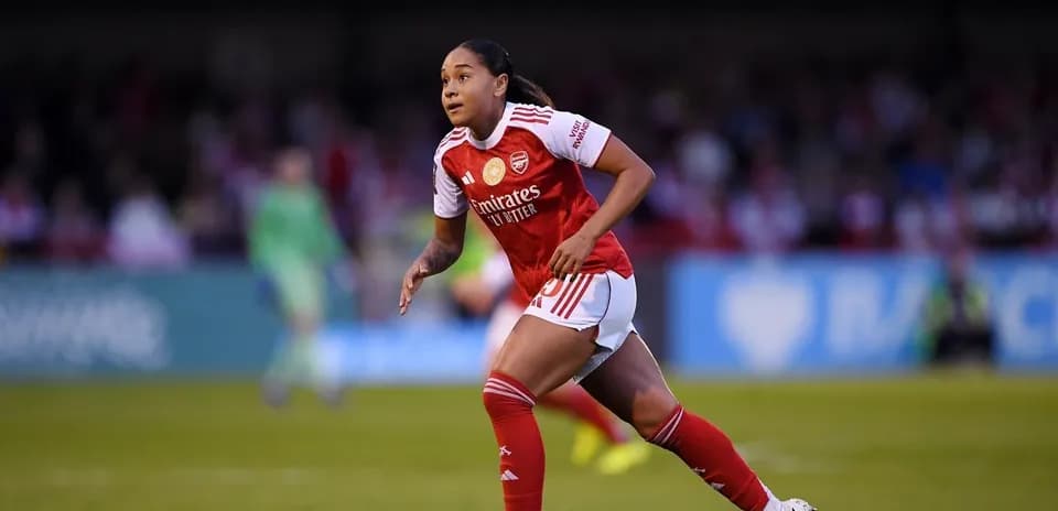 Player in Arsenal kit running on the pitch