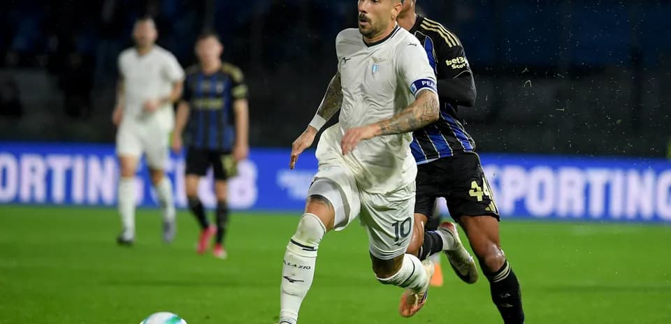 Lazio player dribbling against Pisa defender