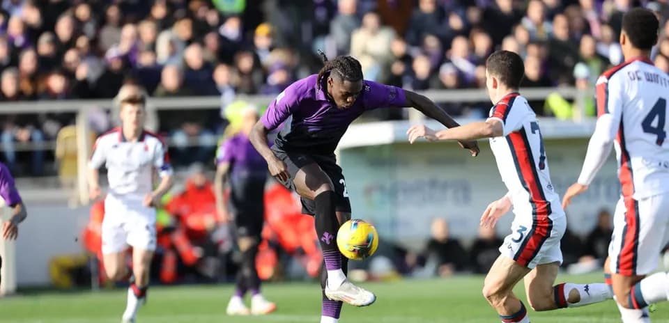 Fiorentina player dribbling past Genoa defenders