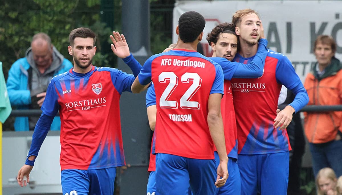 KFC Uerdingen players celebrating a goal