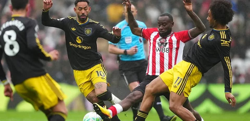 Sunderland players contesting the ball against Manchester United