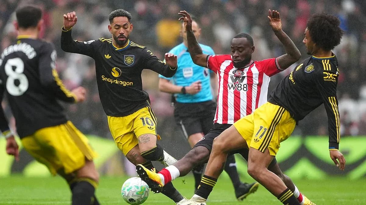 Sunderland players contesting the ball against Manchester United