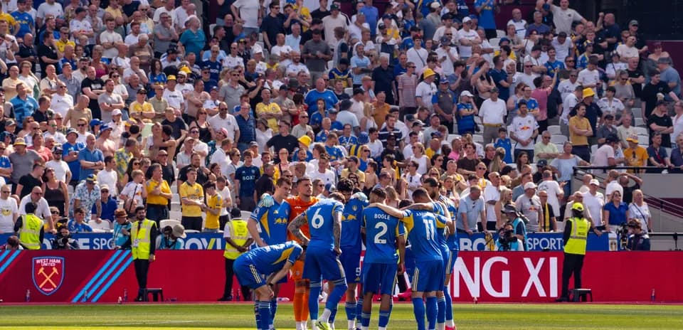 Leeds players huddling before the match