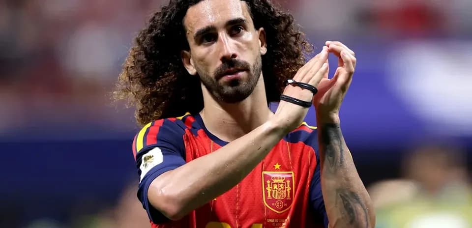 Player applauding fans in Spain jersey