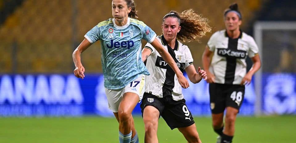 Juventus W player dribbling past Parma W defender