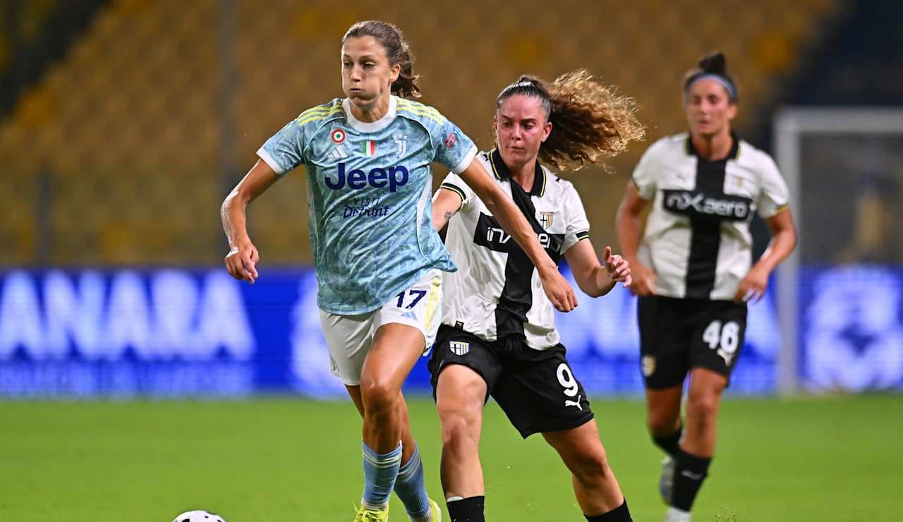 Juventus W player dribbling past Parma W defender