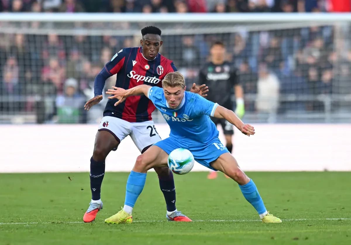Napoli and Bologna players contesting for the ball