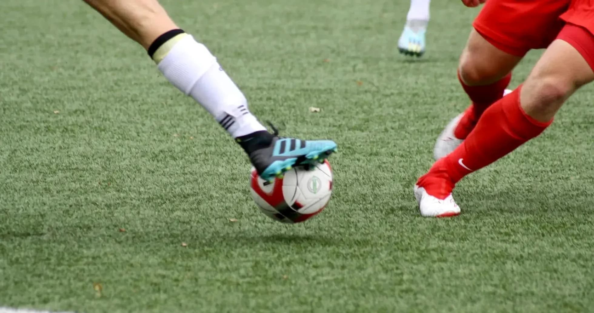 Players contesting for the ball in WK-League match Players contesting for the ball in WK-League match