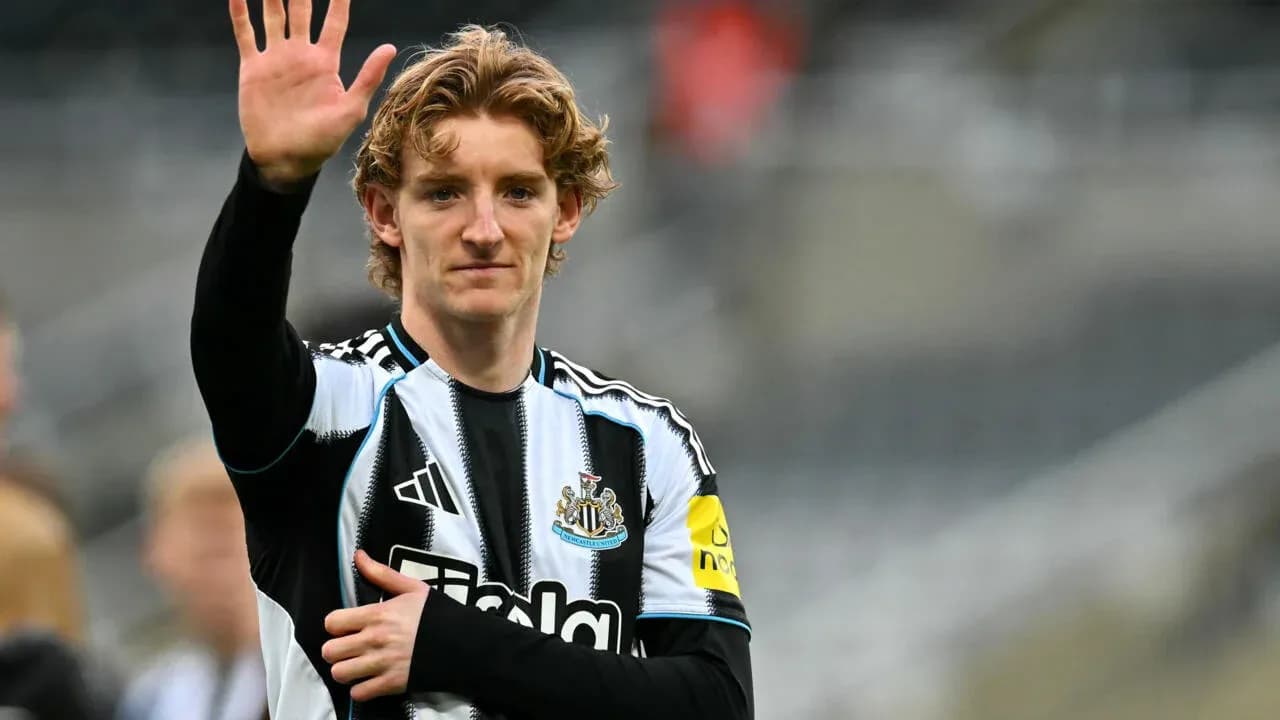 Player waving while wearing Newcastle United jersey Player waving while wearing Newcastle United jersey