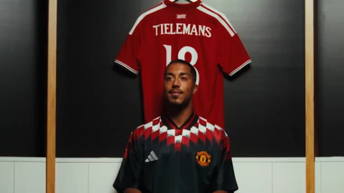 Player wearing Manchester United jersey in locker room Player wearing Manchester United jersey in locker room